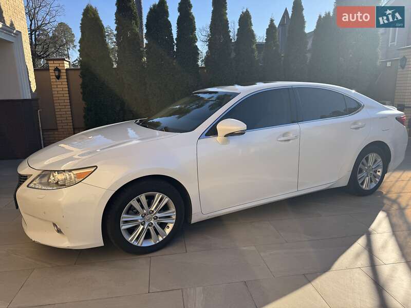 Седан Lexus ES 2015 в Киеве