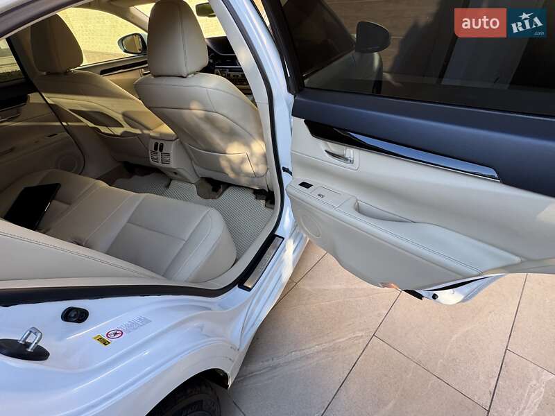 Седан Lexus ES 2015 в Киеве