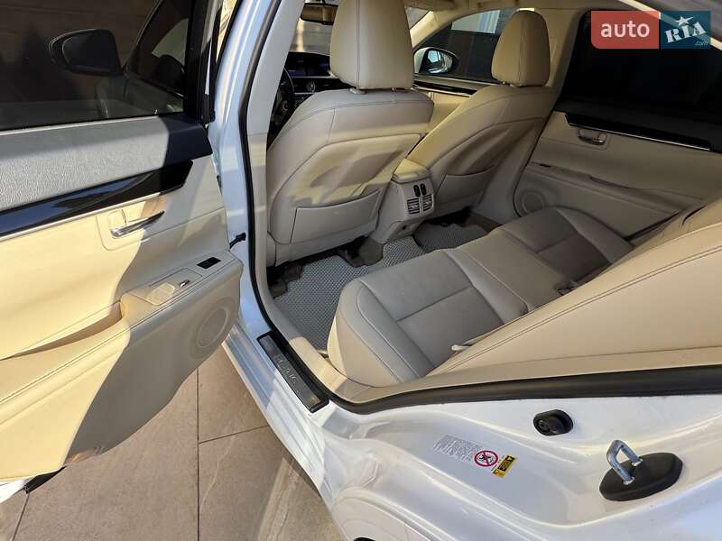Седан Lexus ES 2015 в Киеве