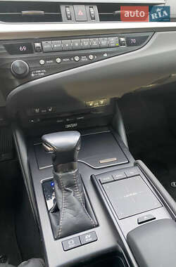 Седан Lexus ES 2019 в Киеве