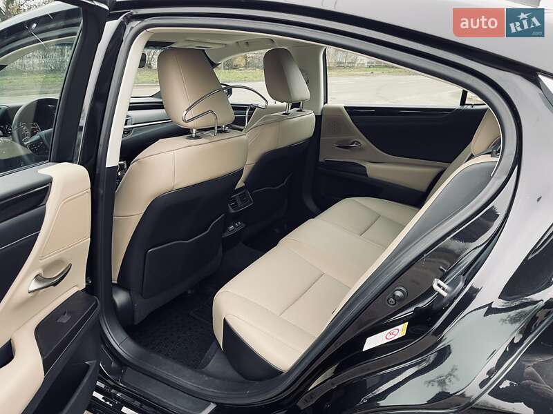 Седан Lexus ES 2019 в Рівному