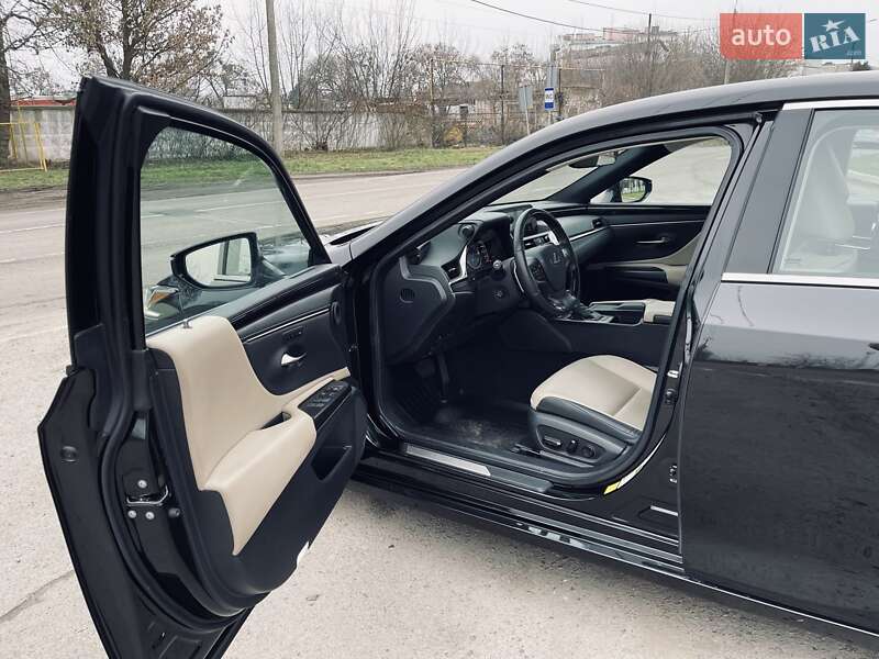 Седан Lexus ES 2019 в Ровно