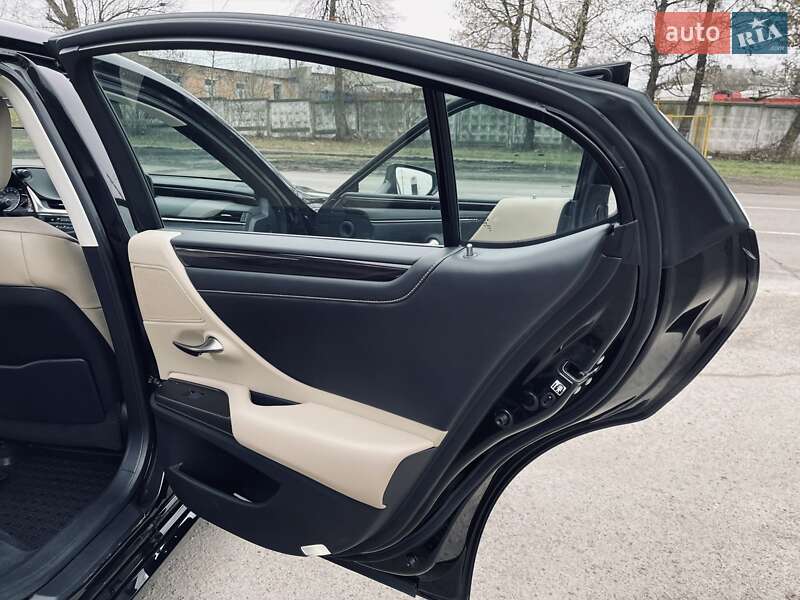 Седан Lexus ES 2019 в Ровно