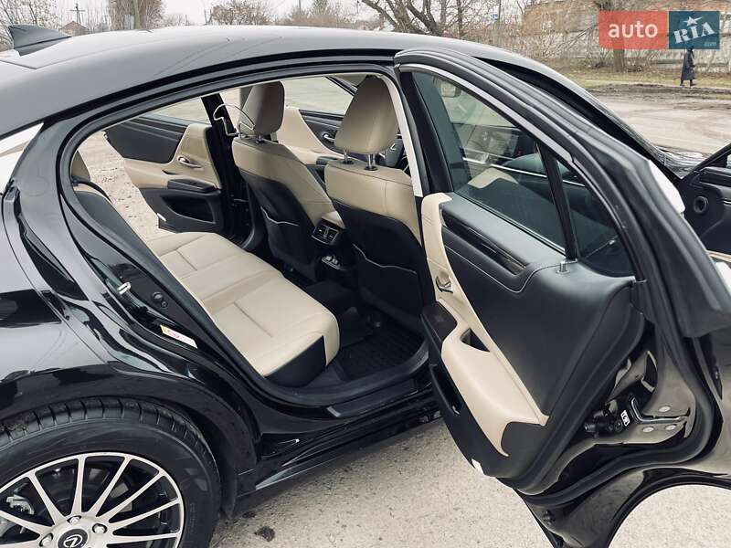 Седан Lexus ES 2019 в Рівному