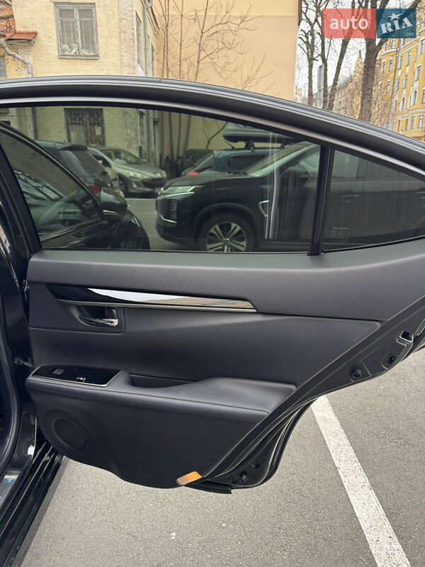 Седан Lexus ES 2018 в Киеве