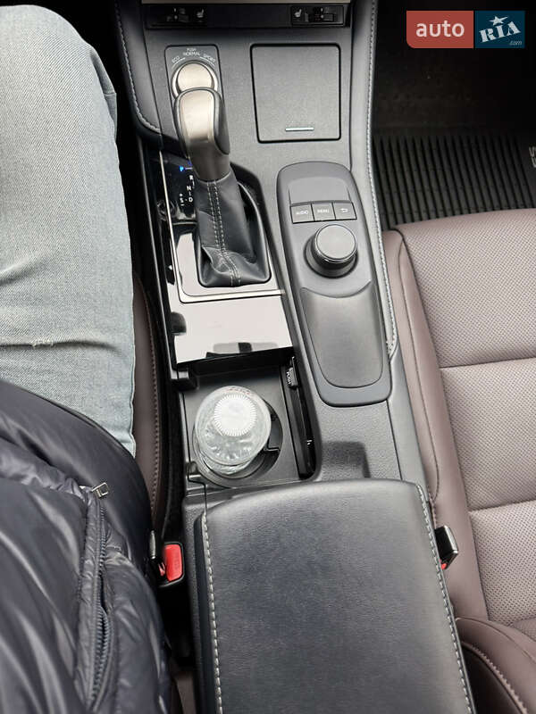 Седан Lexus ES 2018 в Киеве