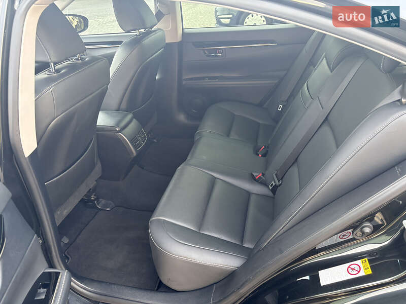 Седан Lexus ES 2017 в Городке