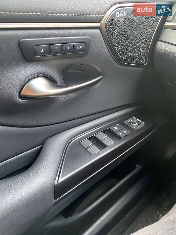 Седан Lexus ES 2019 в Киеве