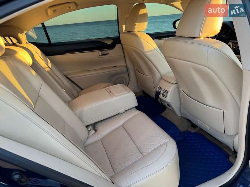 Седан Lexus ES 2015 в Одесі