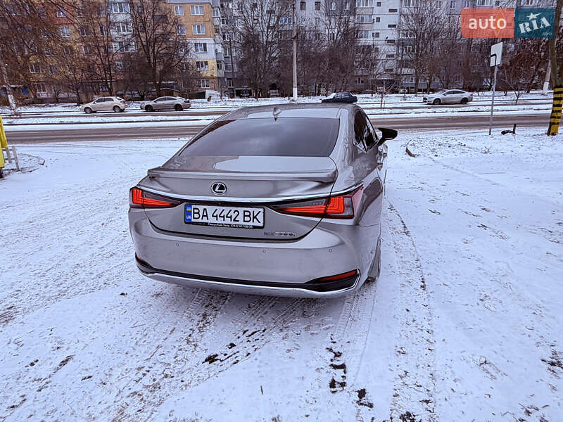 Седан Lexus ES 2018 в Кропивницком