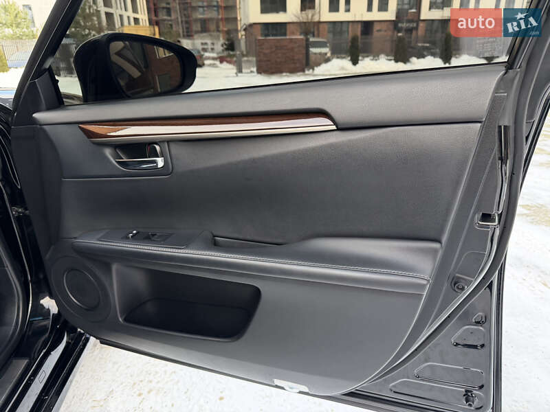 Седан Lexus ES 2014 в Умани