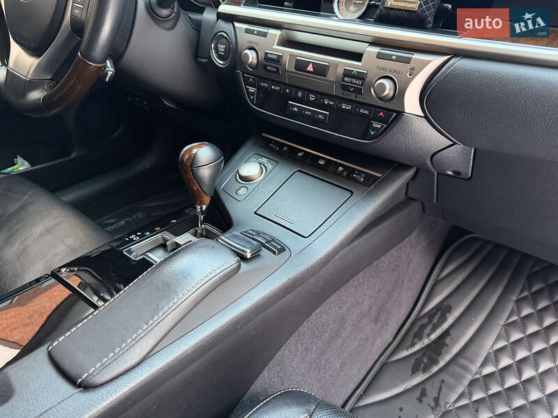 Седан Lexus ES 2014 в Умани