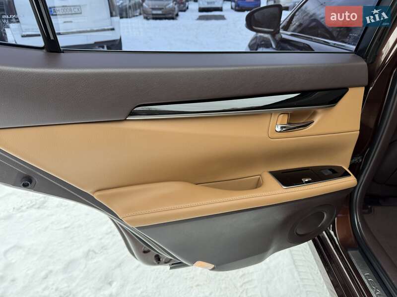 Седан Lexus ES 2016 в Виннице