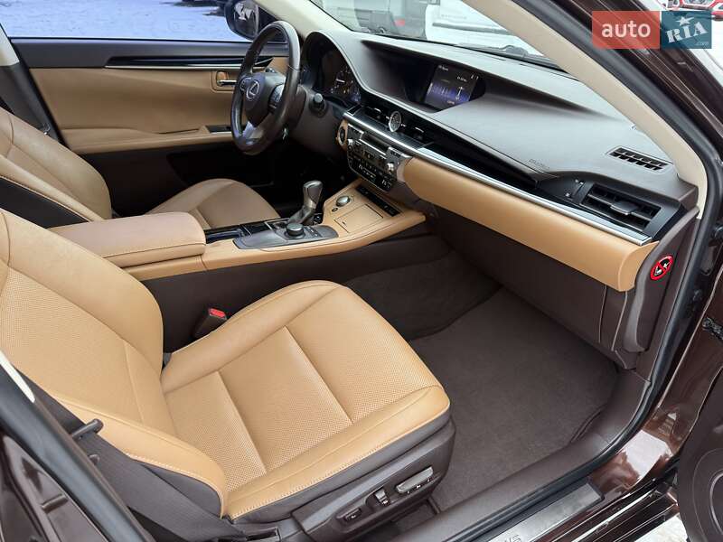 Седан Lexus ES 2016 в Виннице