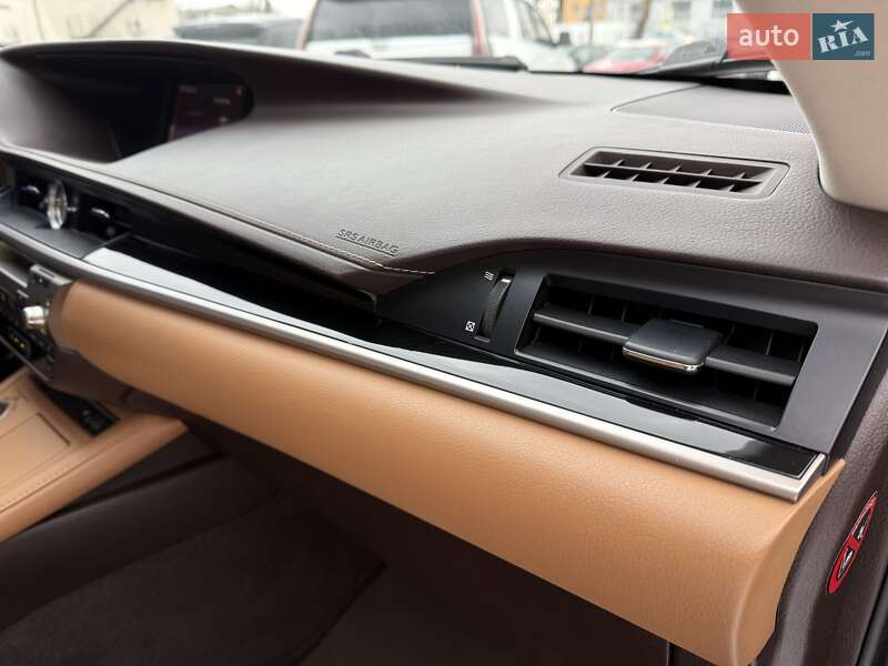 Седан Lexus ES 2016 в Виннице