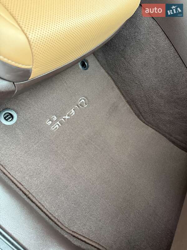 Седан Lexus ES 2016 в Виннице