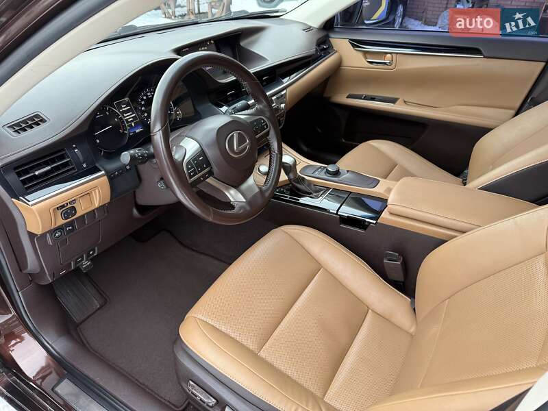 Седан Lexus ES 2016 в Виннице
