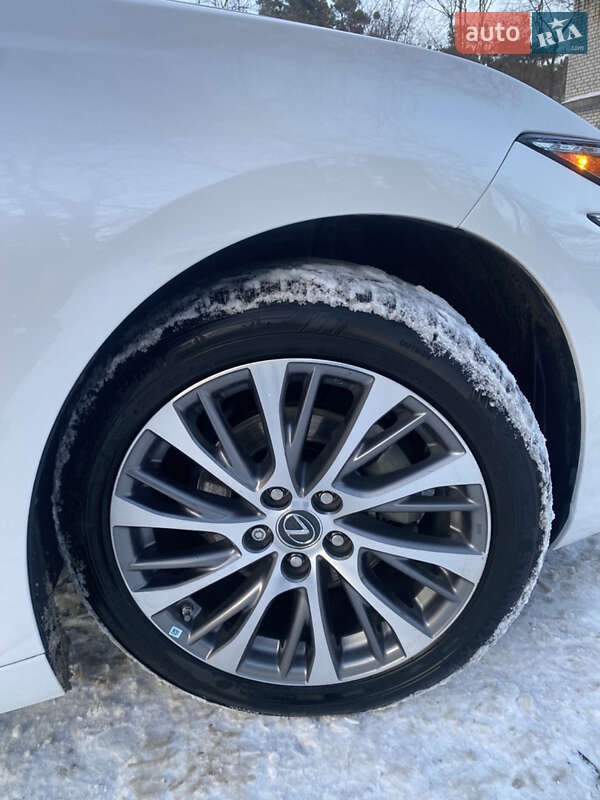 Седан Lexus ES 2019 в Киеве