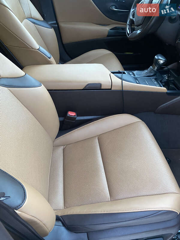 Седан Lexus ES 2019 в Киеве