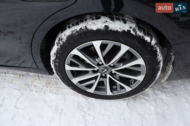 Седан Lexus ES 2022 в Львове