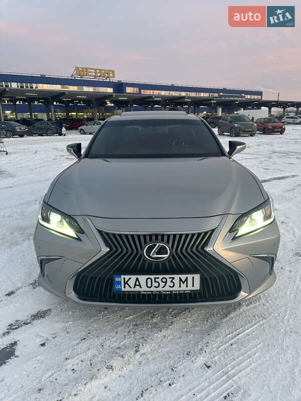 Седан Lexus ES 2019 в Киеве