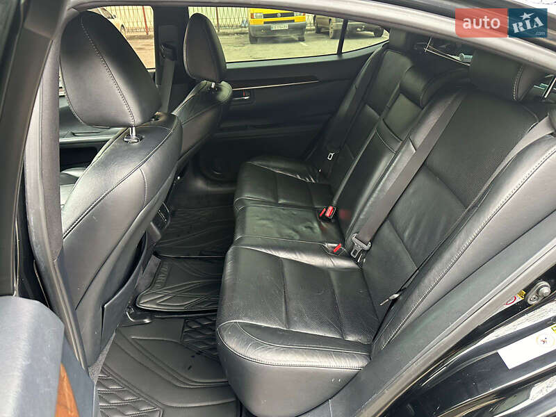 Седан Lexus ES 2015 в Черновцах