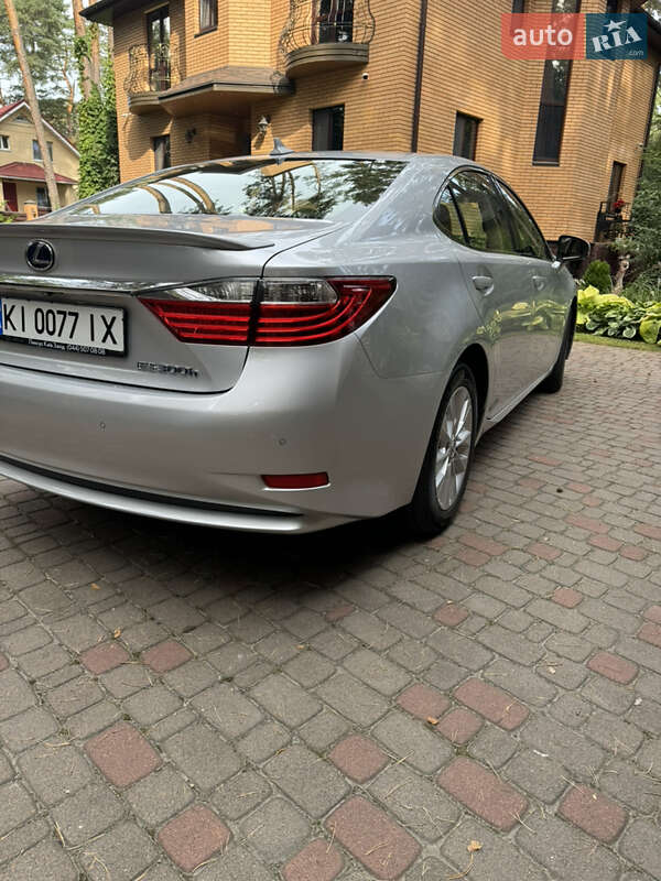 Седан Lexus ES 2014 в Ирпене