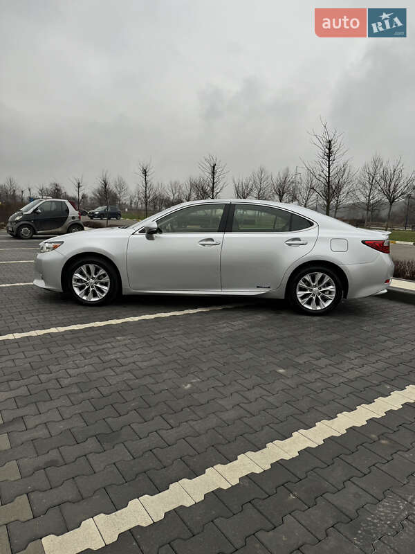 Седан Lexus ES 2014 в Ирпене
