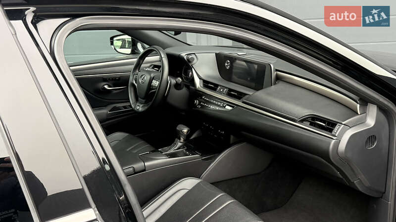 Седан Lexus ES 2019 в Виннице