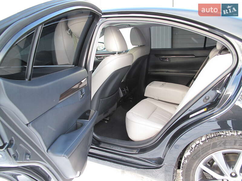 Седан Lexus ES 2016 в Киеве