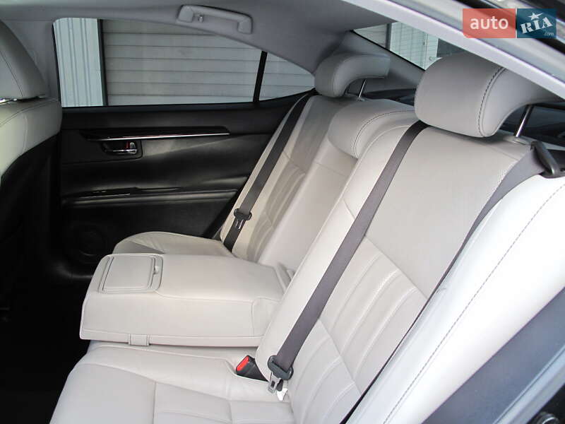 Седан Lexus ES 2016 в Киеве