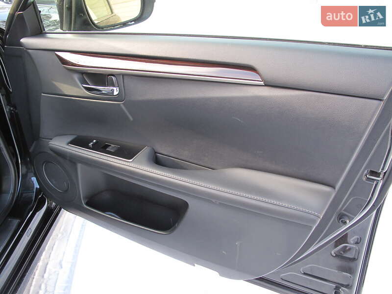 Седан Lexus ES 2016 в Киеве