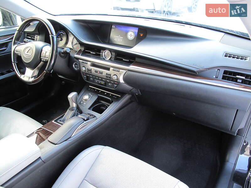 Седан Lexus ES 2016 в Киеве