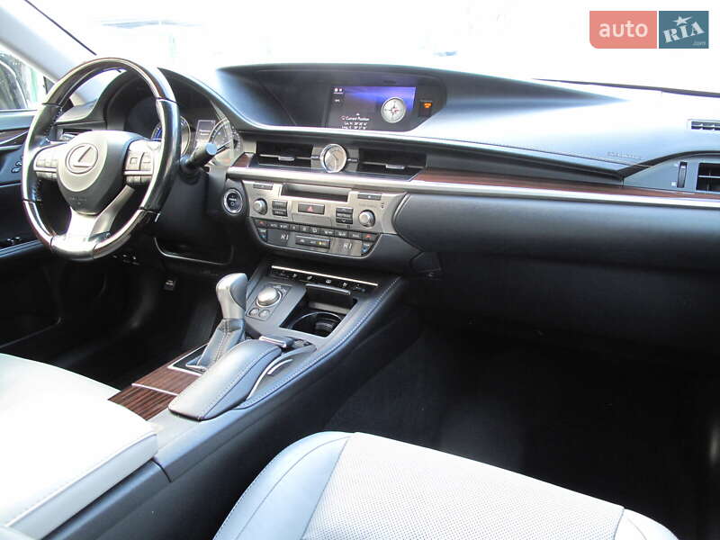 Седан Lexus ES 2016 в Киеве