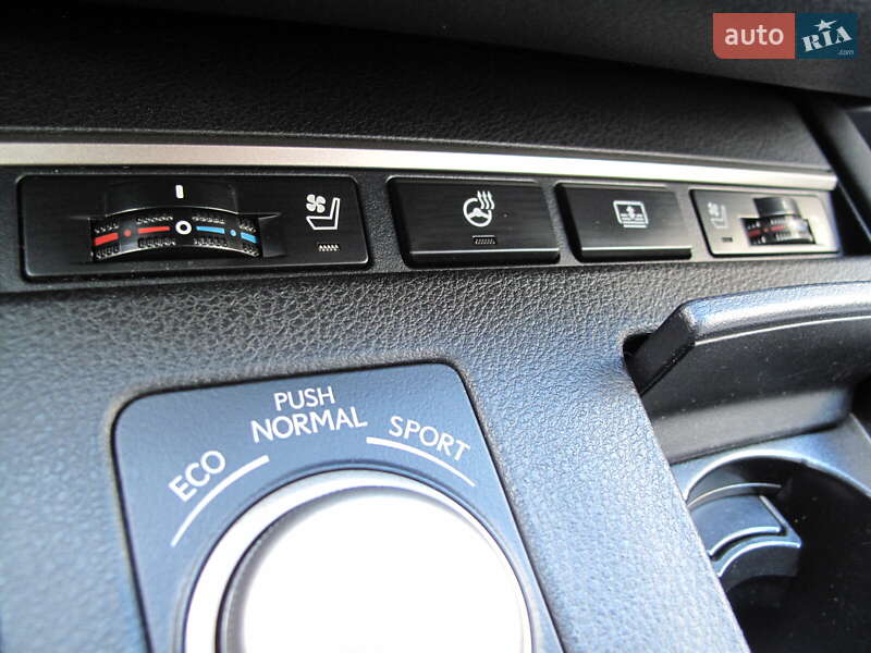 Седан Lexus ES 2016 в Киеве