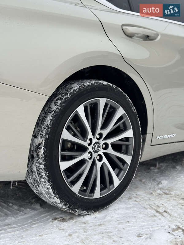 Седан Lexus ES 2020 в Киеве