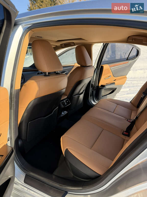 Седан Lexus ES 2024 в Львове