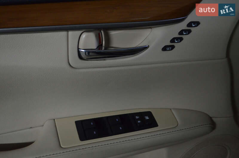 Седан Lexus ES 2013 в Киеве