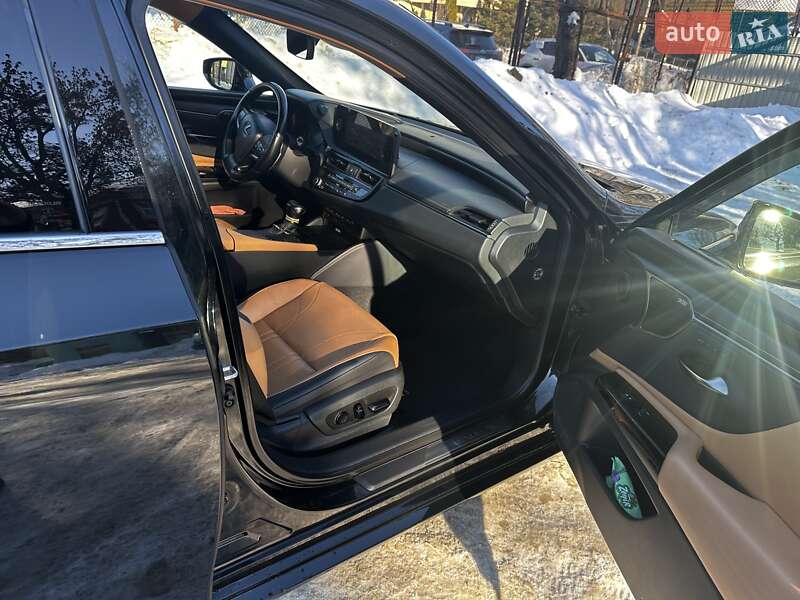 Седан Lexus ES 2022 в Львові