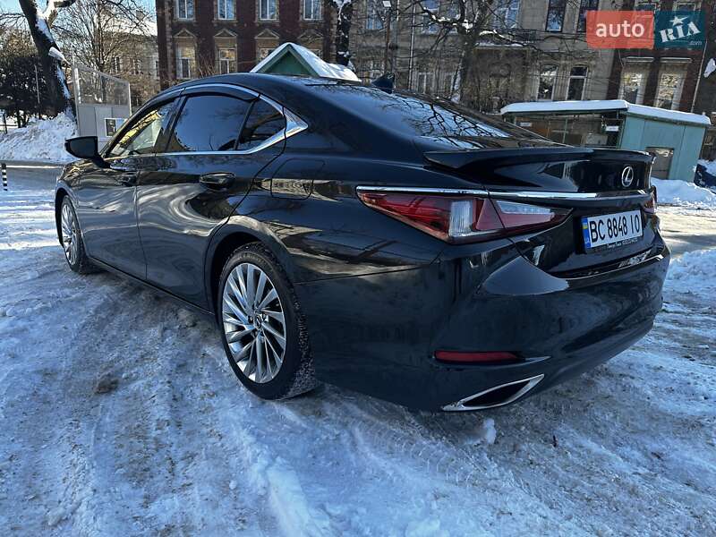 Седан Lexus ES 2022 в Львові