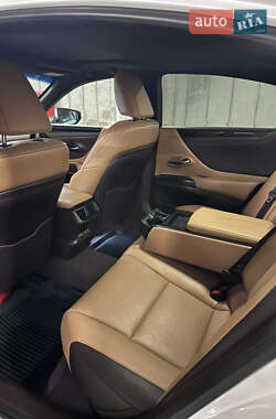 Седан Lexus ES 2021 в Львове