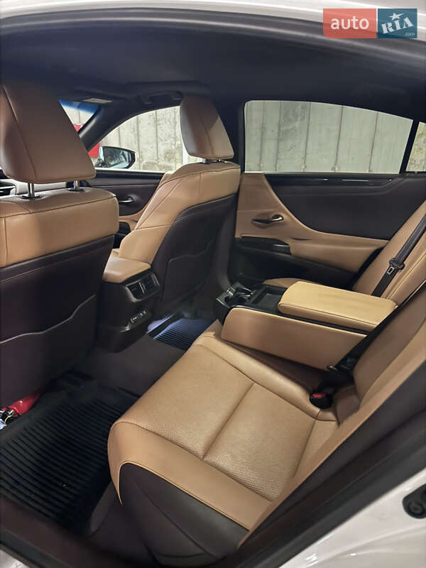 Седан Lexus ES 2021 в Львове
