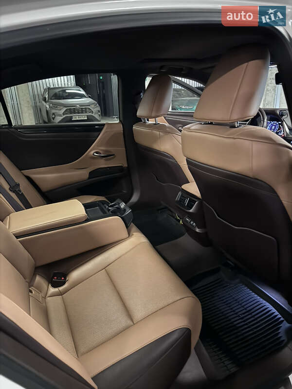 Седан Lexus ES 2021 в Львове
