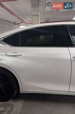 Седан Lexus ES 2021 в Львове