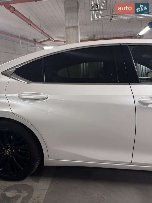 Седан Lexus ES 2021 в Львове