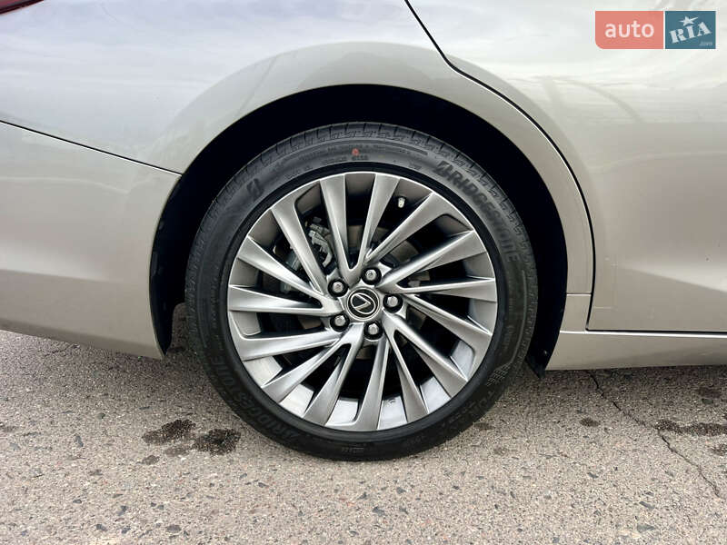 Седан Lexus ES 2024 в Рівному