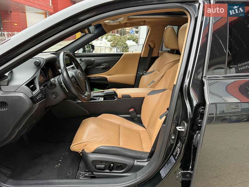 Седан Lexus ES 2022 в Львові