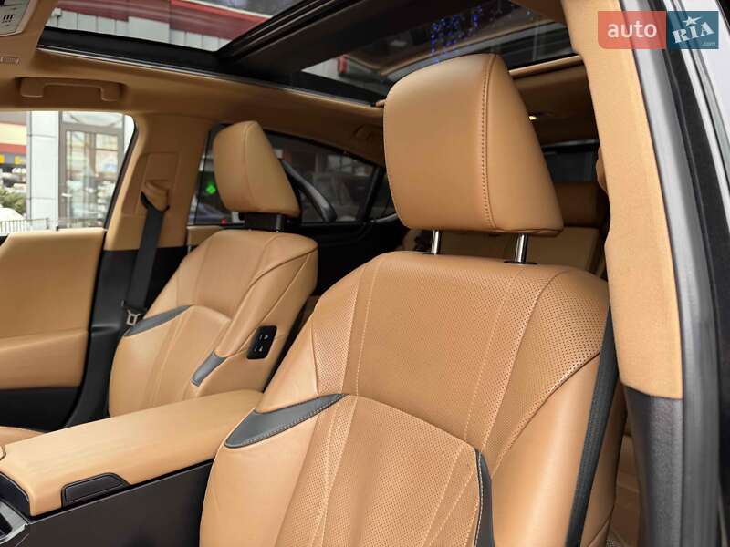 Седан Lexus ES 2022 в Львові