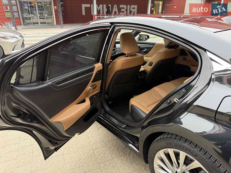 Седан Lexus ES 2022 в Львові
