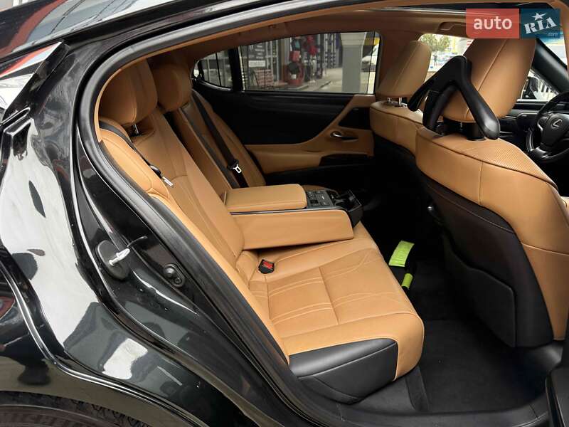 Седан Lexus ES 2022 в Львові